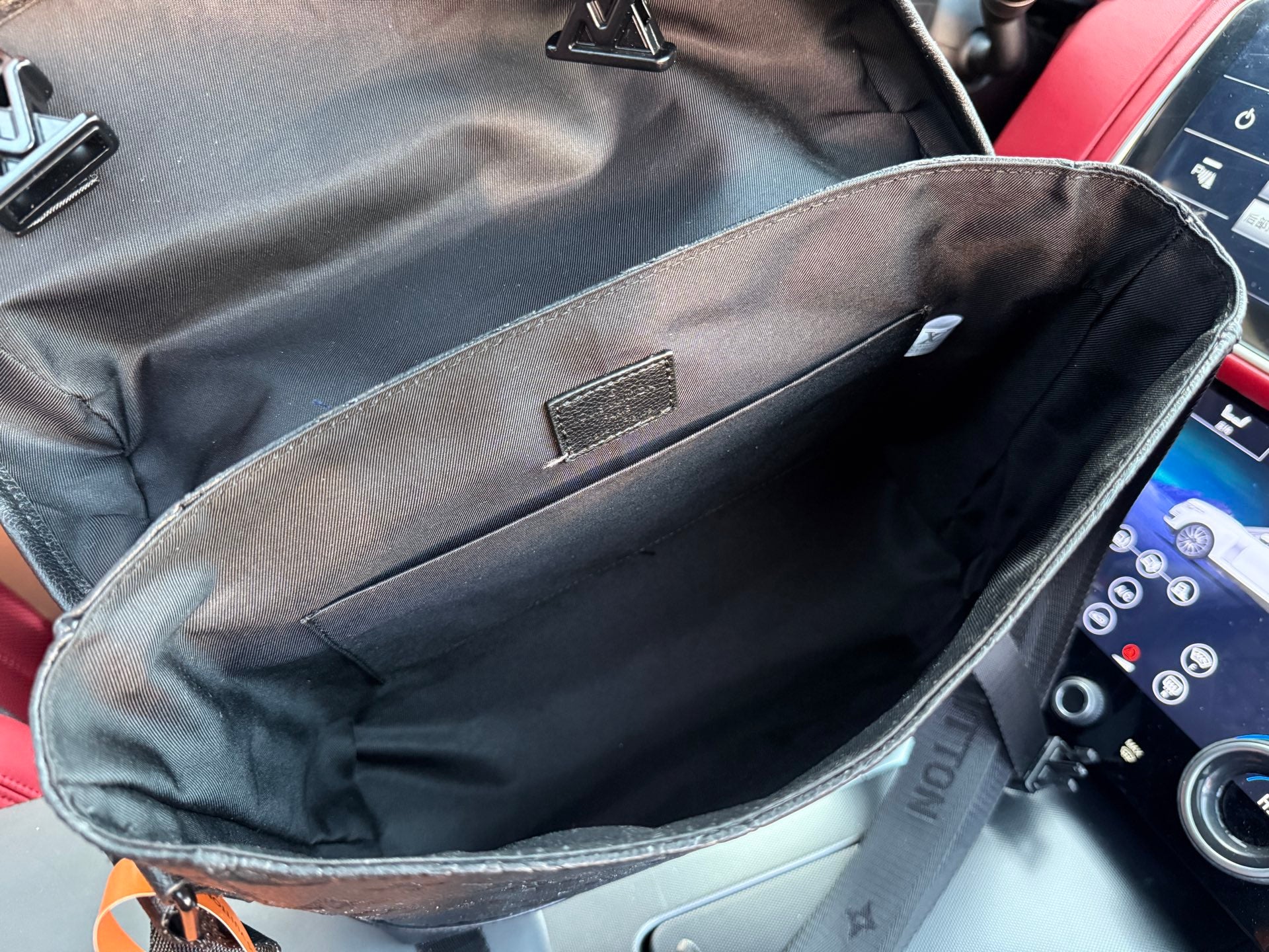 LOUIS VUITTON- Men’s Messenger voyager bag