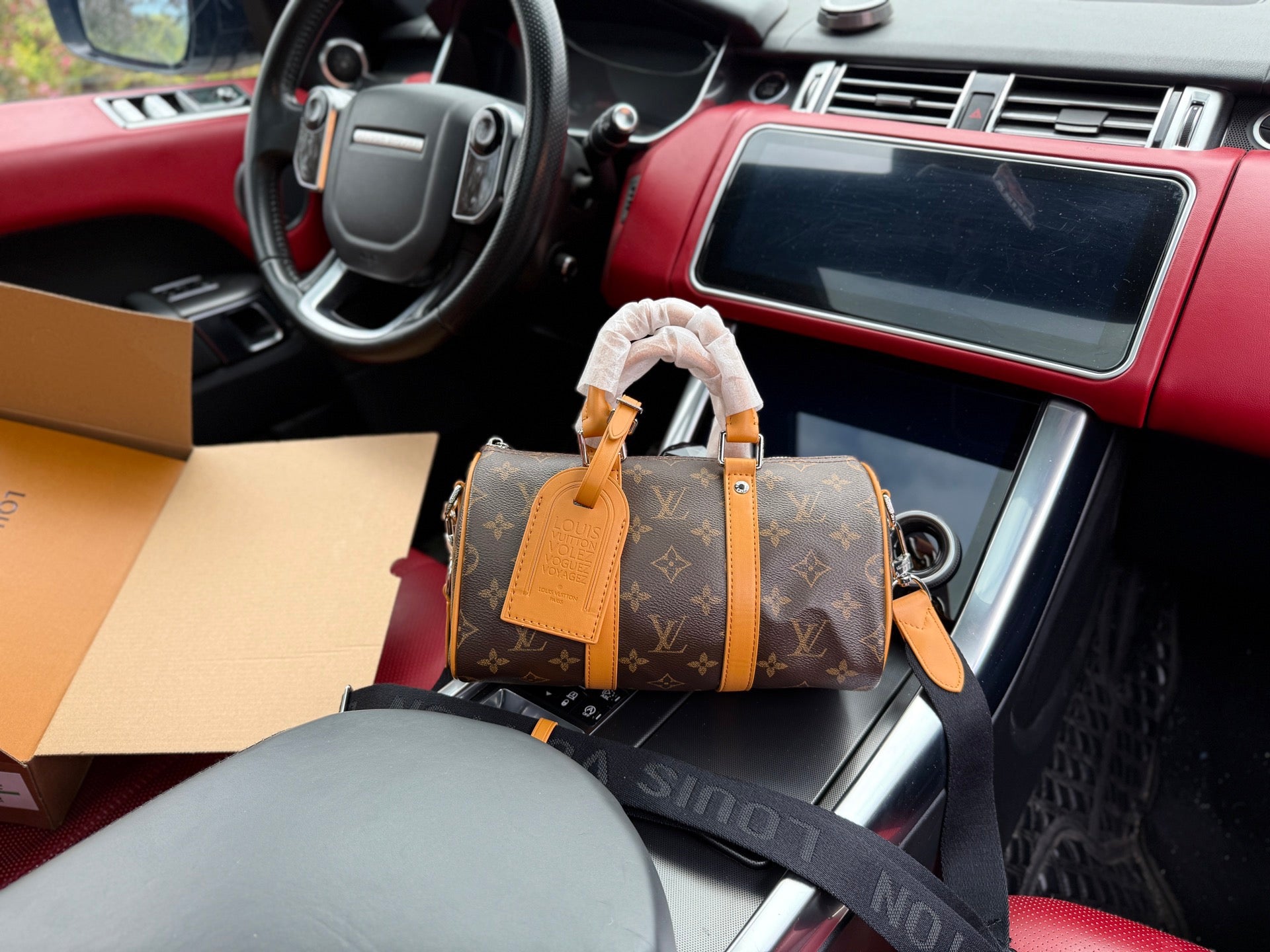LOUIS VUITTON- Bandouiliere 25