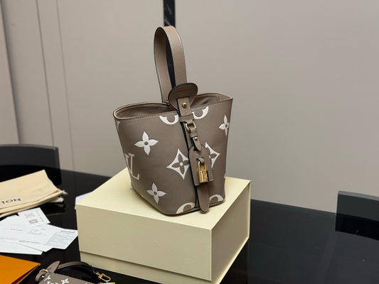 LOUIS VUITTON- all in BB