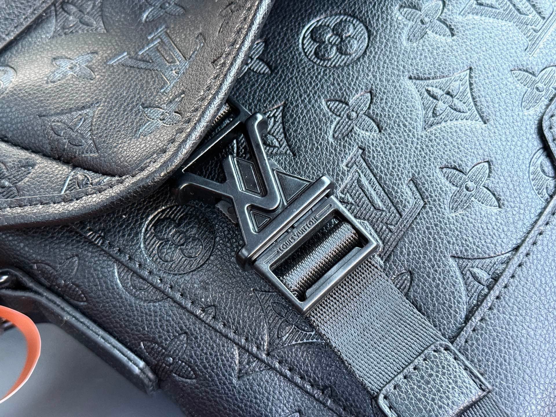 LOUIS VUITTON- Men’s Messenger voyager bag
