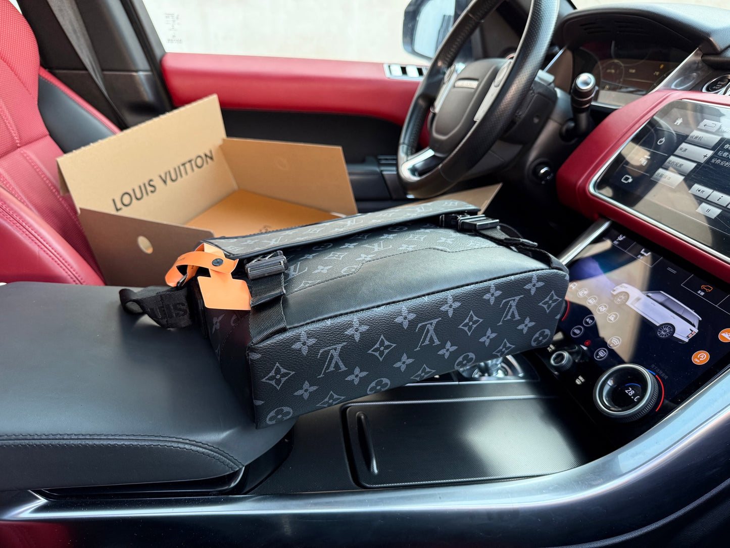 LOUIS VUITTON- Men’s Messenger voyager bag