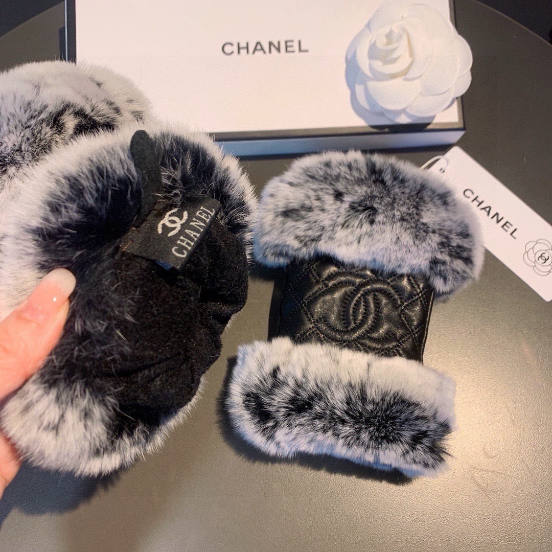 CHANEL - Fur gloves