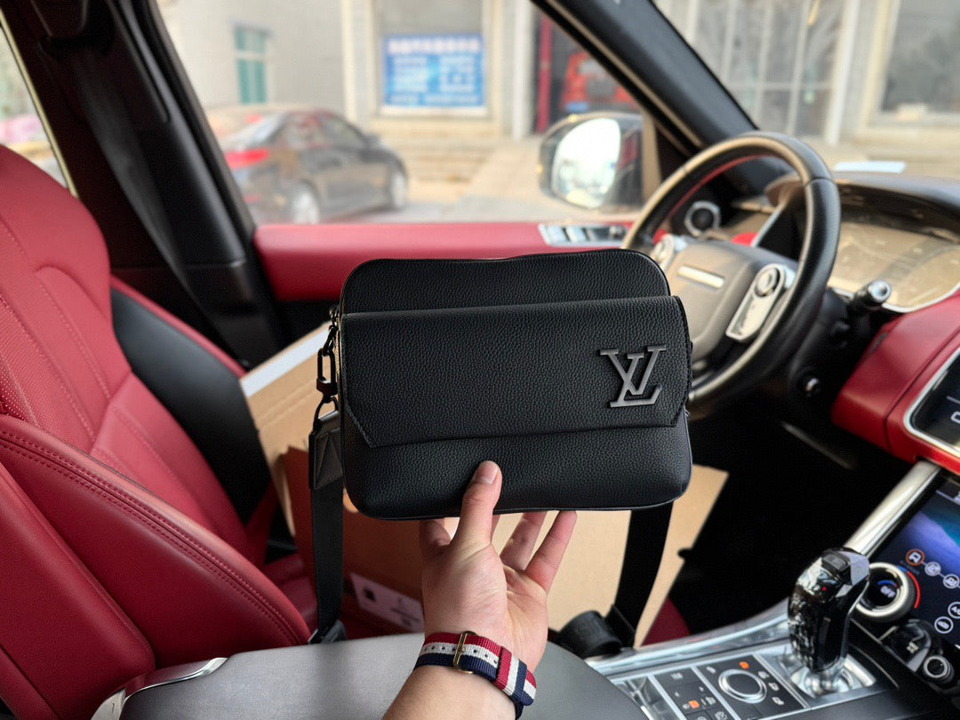 LOUIS VUITTON - Men’s Fastline bag