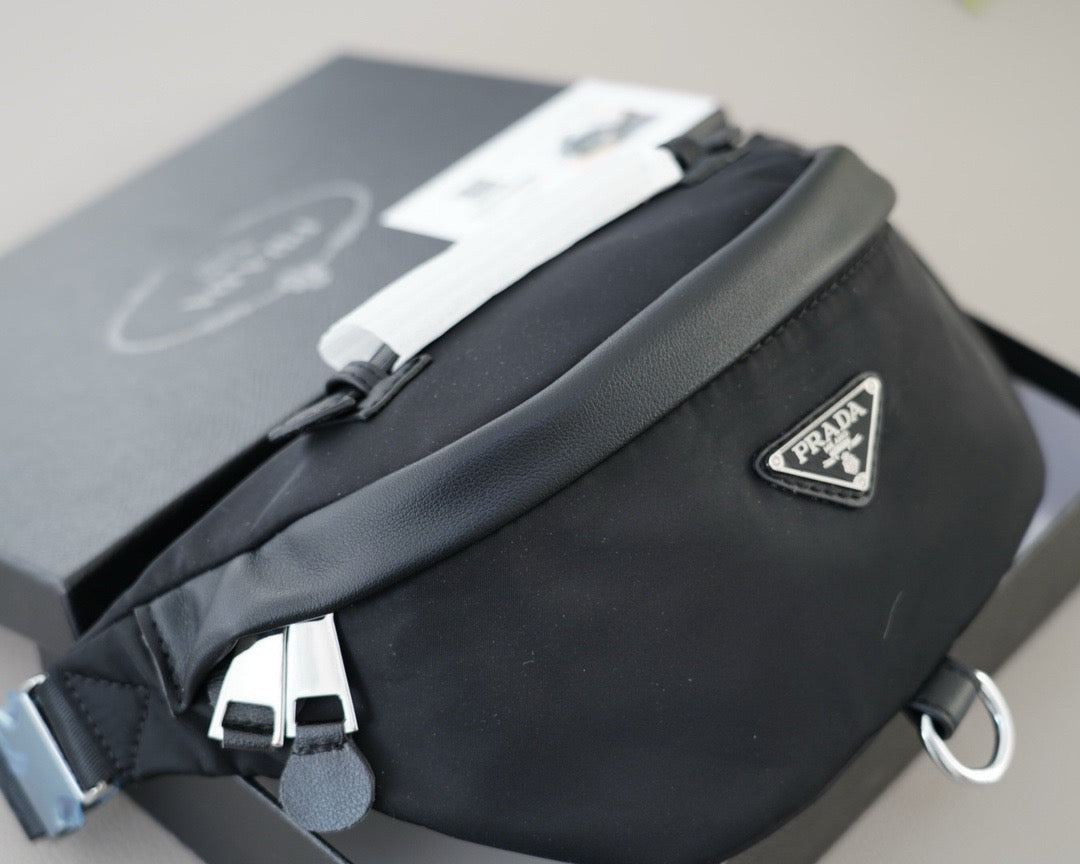 PRADA - Belt bag