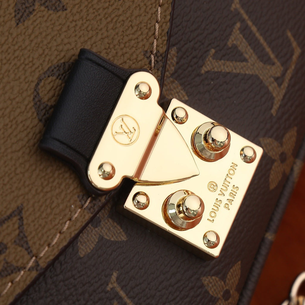 LOUIS VITTON - Flap Bag in Brown Monogram