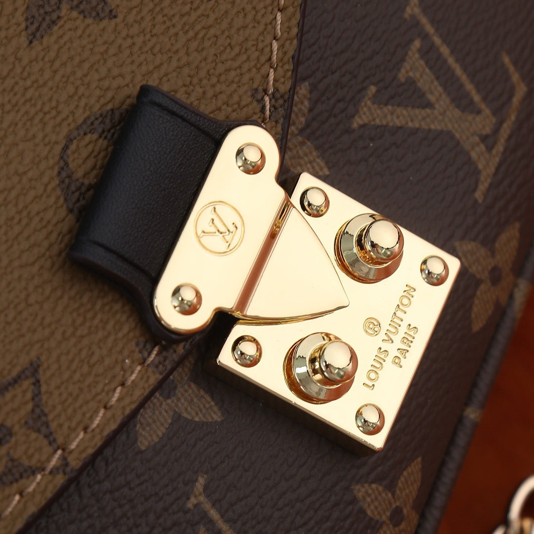 LOUIS VITTON - Flap Bag in Brown Monogram
